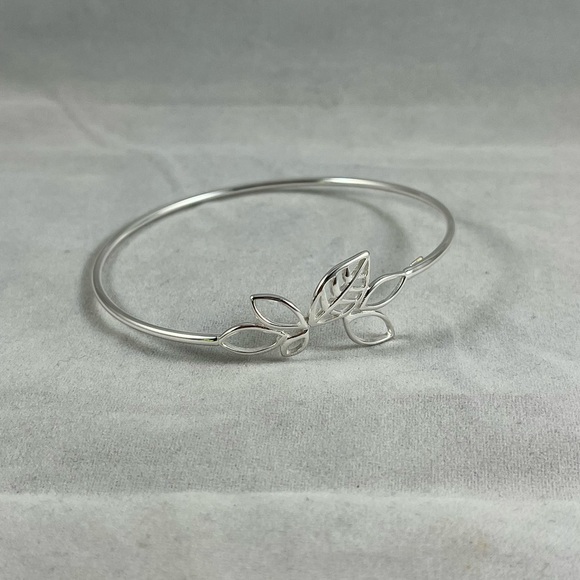 NEW Sterling silver bangle with leaf motif - Picture 2 of 7